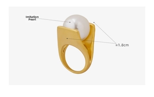 Detail shot of the Y-shaped matte gold ring with large pearl and 1.8cm size mark