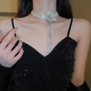 Dettaglio del girocollo argento con fiore di cristallo e nappe scintillanti pendenti