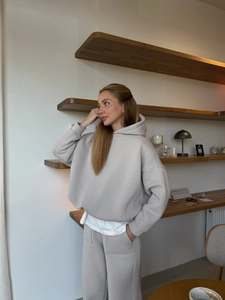 Detail van de beige oversized hoodie set met zachte stoftextuur en dubbellaagse capuchon