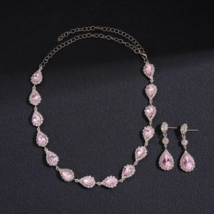 Détail de parure collier et boucles d'oreilles avec pierres roses en goutte d'eau