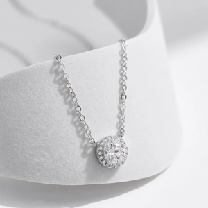 Collana con pendente halo rotondo in moissanite colore D e argento sterling S925