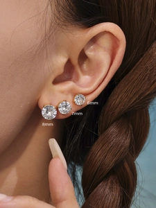 Comparaison détaillée de boucles d'oreilles en zircone de 6mm, 7mm et 8mm sur l'oreille