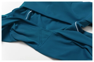 Vue macro détaillée des coutures professionnelles sur cet ensemble de yoga bleu