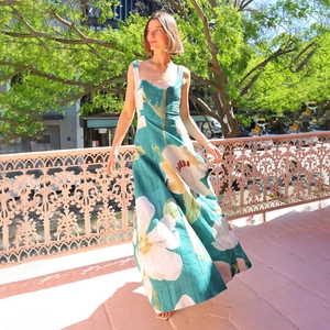 French vintage floral print long dress with square neck and sleeveless design