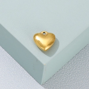 Pendentif cœur doré chic en acier inoxydable sur un support géométrique