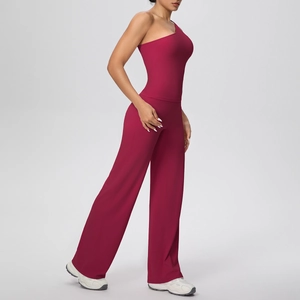Détail d'un débardeur de yoga asymétrique bordeaux et d'un pantalon large de sport