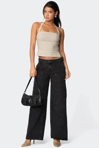 Vue street style d'un haut licou beige et d'un jean cargo noir à jambes larges