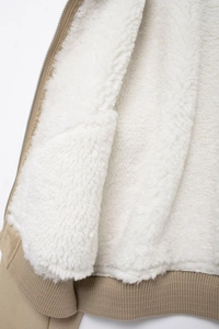 Détail de la veste kaki avec doublure épaisse en sherpa blanc et fermeture éclair en métal