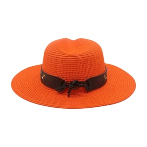 Détail d'un chapeau de paille orange avec bande en cuir brodée et texture tissée