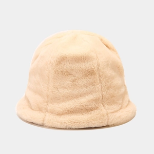 Détail de la texture d'un chapeau bob en peluche crème avec une fausse fourrure douce