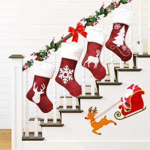 Détail de 4 chaussettes de Noël rouges avec motifs brodés de rennes et flocons blancs
