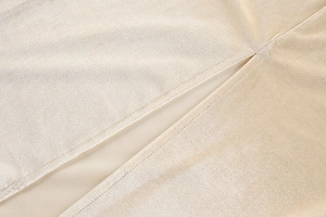 Détail du tissu scintillant champagne avec doublure en maille et couture de fente
