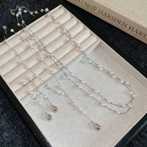 Parure élégante vintage française avec collier de perles et boucles d'oreilles goutte