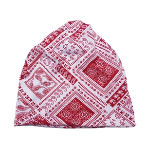 Detailaufnahme des roten und weißen Paisley-Musters auf einer weichen Baumwollmütze