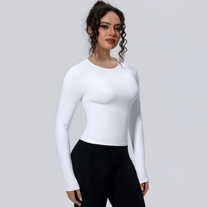 Détail du haut de yoga blanc à manches longues en tissu élastique porté par un mannequin