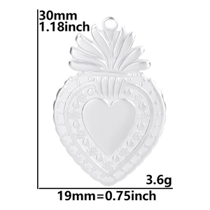 Vue détaillée du pendentif cœur fraise avec dimensions de 30mm par 19mm