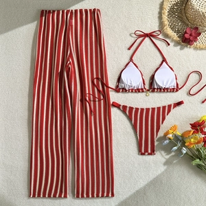 Vue détaillée à plat d'un maillot de bain trois pièces crocheté rayé rouge et blanc