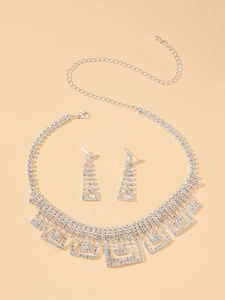 Détails d'une parure de bijoux de mariée argentée avec collier et boucles d'oreilles strass