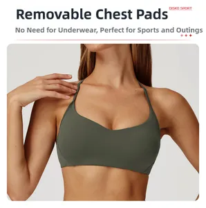 Gros plan sur le soutien-gorge de yoga vert avec col en V et coussinets amovibles