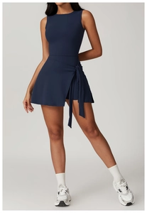 Détail de la robe de tennis bleu marine avec lien croisé et tissu de sport élastique