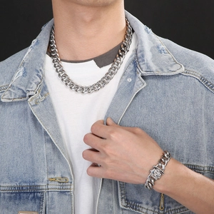 Gros plan d'un ensemble de bijoux pour hommes avec collier et bracelet à mailles cubaines