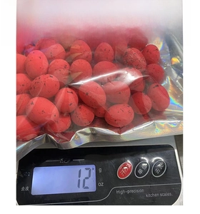 Mini œufs de Pâques rouges tachetés pesant 12g en emballage sur une balance