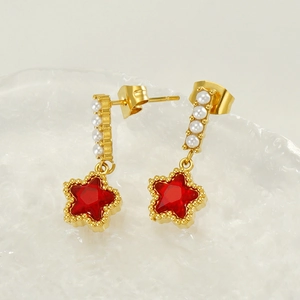 Boucles d'oreilles étoile dorées vintage avec résine rouge et perles blanches