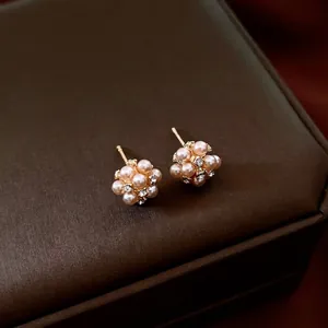 Eleganti orecchini a grappolo di perle con cristalli scintillanti su scatola porta gioie