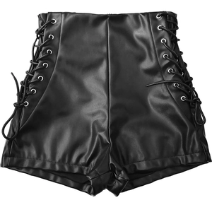 Dettaglio degli shorts a vita alta in ecopelle con occhielli in metallo e lacci neri incrociati