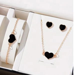 Parure de bijoux dorés avec collier coeur noir, bracelet et boucles d'oreilles en coffret