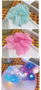 Détail de chouchous LED colorés en organza translucide avec fonction d'éclairage intégrée