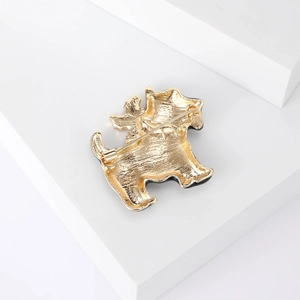 Detail view of the secure pin buckle on the golden alloy Christmas dog brooch