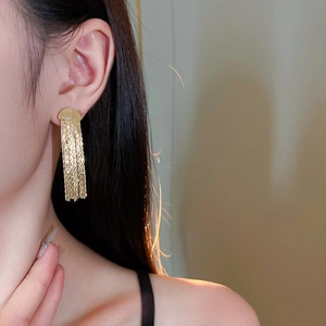 Élégantes boucles d'oreilles pompons dorées avec strass brillants pour femmes