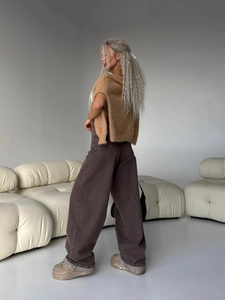 Jeans a zampa marroni a vita bassa da donna con gilet di peluche e scarpe con zeppa