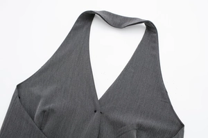 Détail d'un haut dos nu gris foncé montrant la texture du tissu et la coupe du col
