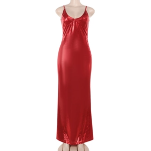 Détail du tissu rouge métallisé brillant sur une robe nuisette moulante à effet liquide