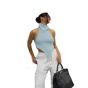 Top halter in maglia azzurro con collo alto e orlo asimmetrico indossato da modella