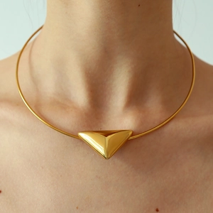 Set di Gioielli Geometrici Minimalisti in Acciaio Inossidabile Orecchini a Bottone a Triangolo 3D e Collana Choker per Donna Oro Argento