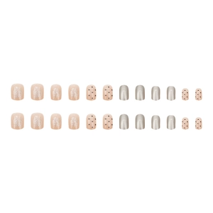 Faux ongles courts carrés avec fini métallique argenté, pois noirs et paillettes roses