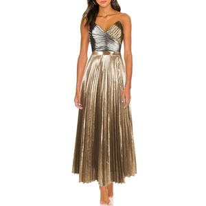 Robe longue plissée métallique argent et or élégante pour soirées et événements de luxe