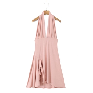 Détail de la robe licou rose avec décolleté en V profond et ourlet à volants asymétrique