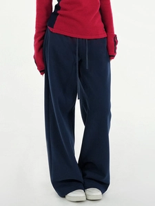 Vue détaillée du pantalon de jogging bleu marine ample à cordon de serrage et coupe droite