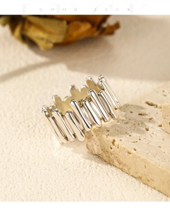 Makro-Detailansicht des S925 Sterlingsilberrings mit industrieller Textur und Stempel