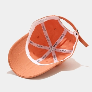 Dettaglio interno cappellino da baseball arancione in cotone con fibbia in metallo