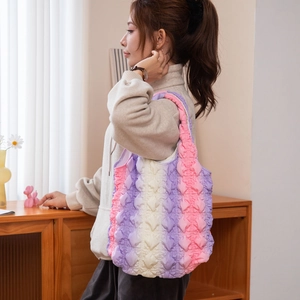 Détail rapproché de la texture bulle dégradée rose et violette du sac fourre-tout
