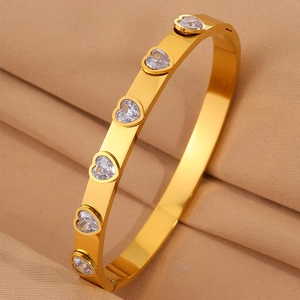 Vue détaillée du bracelet jonc doré avec zircons en cœur et finition polie brillante