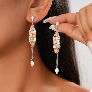 Boucles d'oreilles fleuries à pampilles avec zircons pastels et détail de perle pendante
