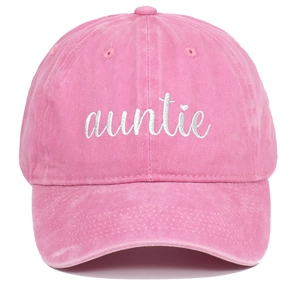 Detailansicht der Auntie-Stickerei auf verwaschener rosa Baumwolle Baseballkappe