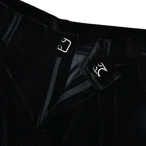 Detail der schwarzen Samtshorts mit Hakenverschluss und hochwertigem Reißverschluss-Schlitz