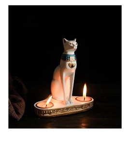 Dettaglio del portacandele gatto egiziano Bastet bianco con geroglifici e vani candela